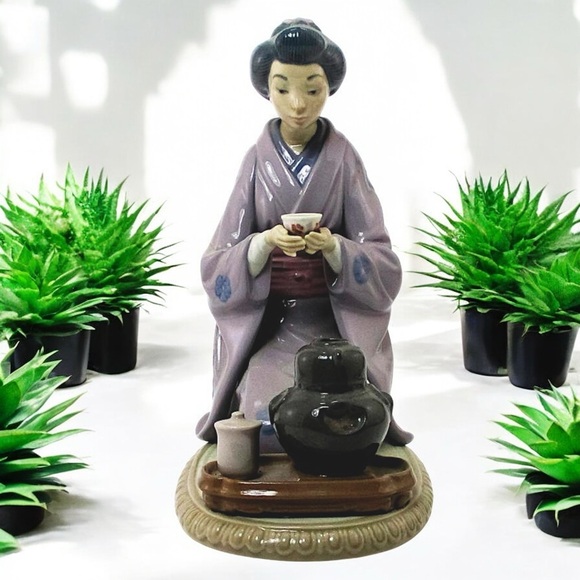 Retired Lladró August Moon or Geisha Japanese Girl Serving Tea #5122 - Picture 2 of 16